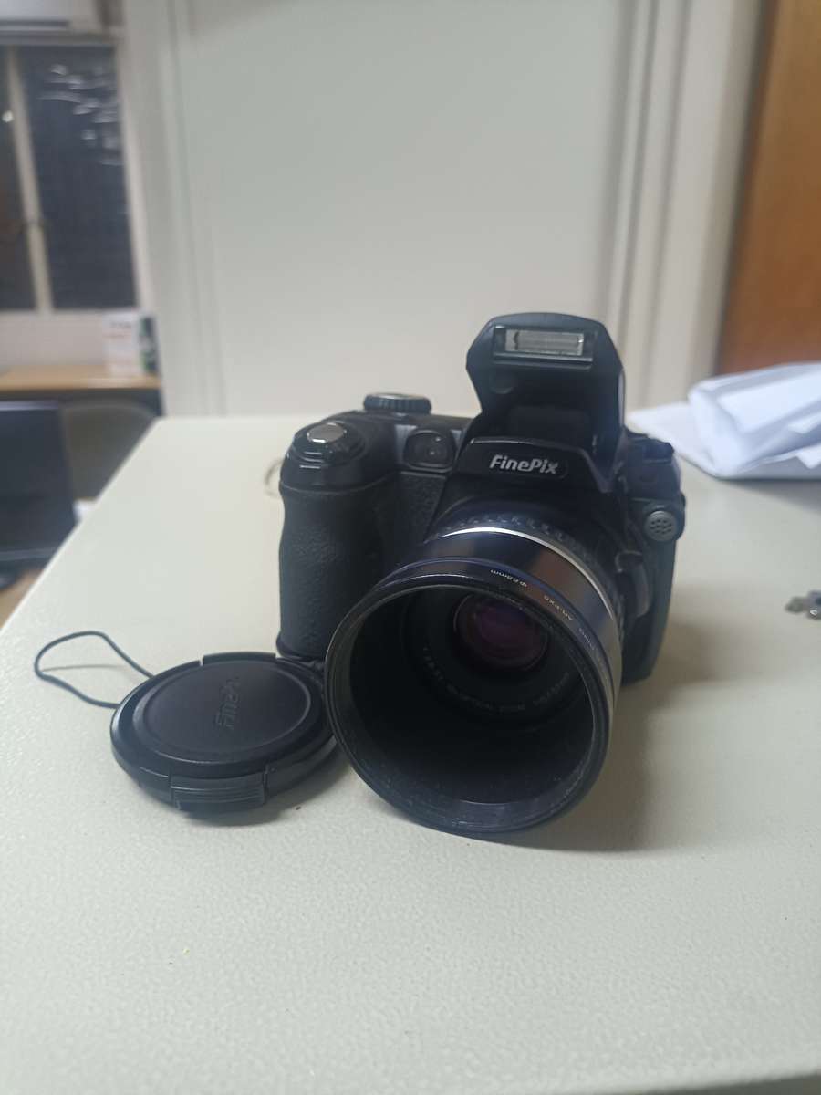DIGITAL CAMERA FUJIFILM S5000 PLUS 64GB MEMORY CARD INCLUDED