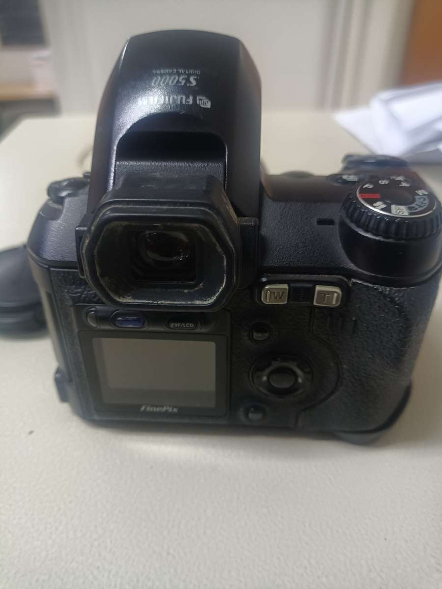 DIGITAL CAMERA FUJIFILM S5000 PLUS 64GB MEMORY CARD INCLUDED