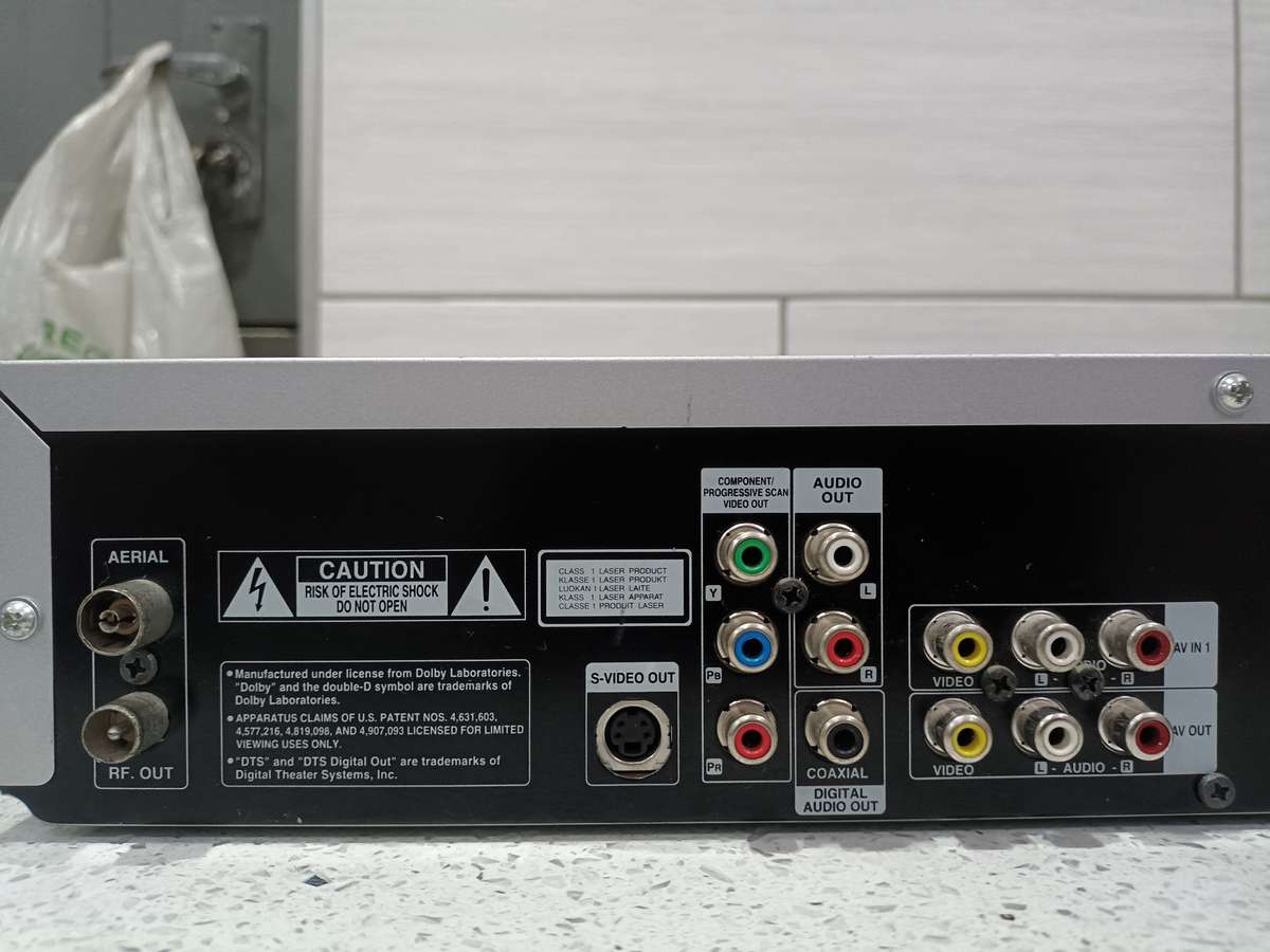 LG Dvd Recorder with VHS RC185 !!Copy old movies to DISC!!! two free video cassettes