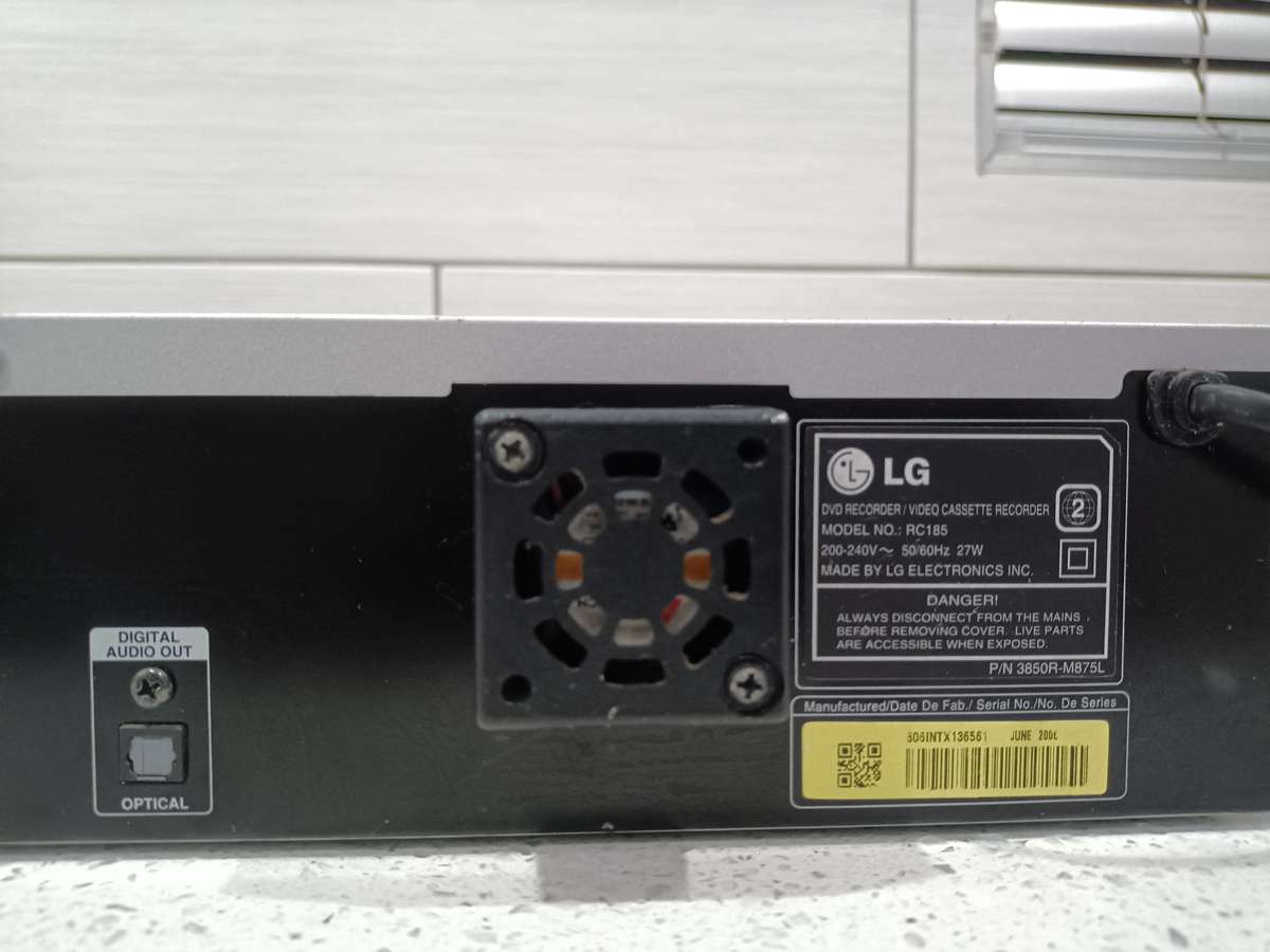 LG Dvd Recorder with VHS RC185 !!Copy old movies to DISC!!! two free video cassettes