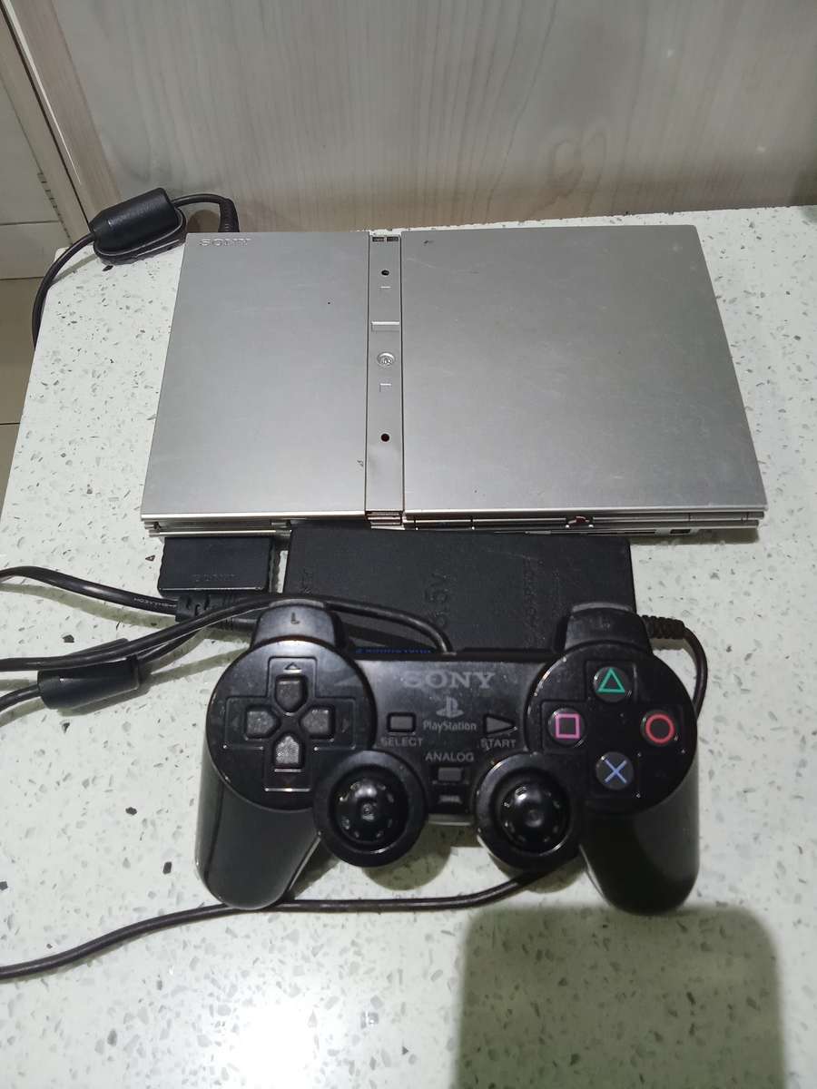 PLAYSTATION 2 SLIM LINE , ORGINAL CONTROLLER INCLUDED WITH POWER ADAPTER