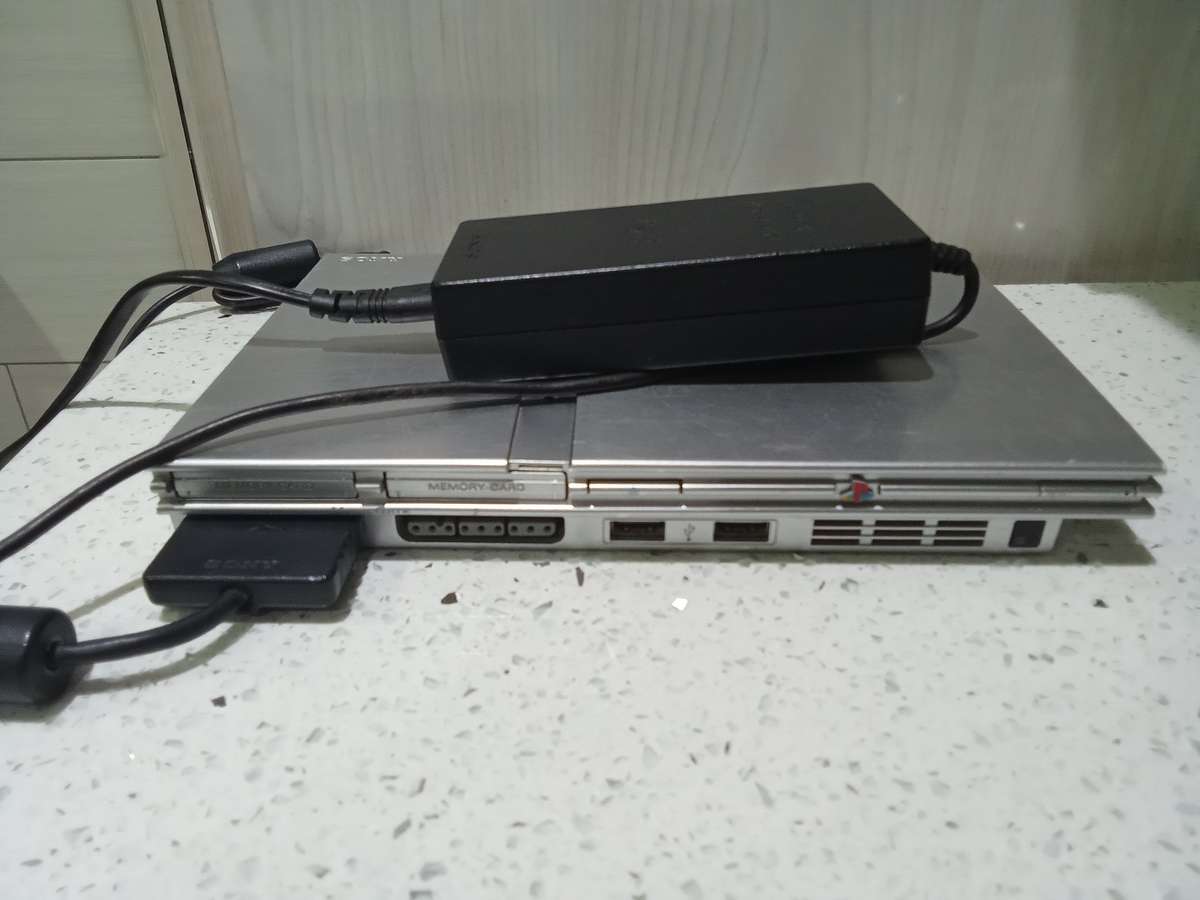 PLAYSTATION 2 SLIM LINE , ORGINAL CONTROLLER INCLUDED WITH POWER ADAPTER