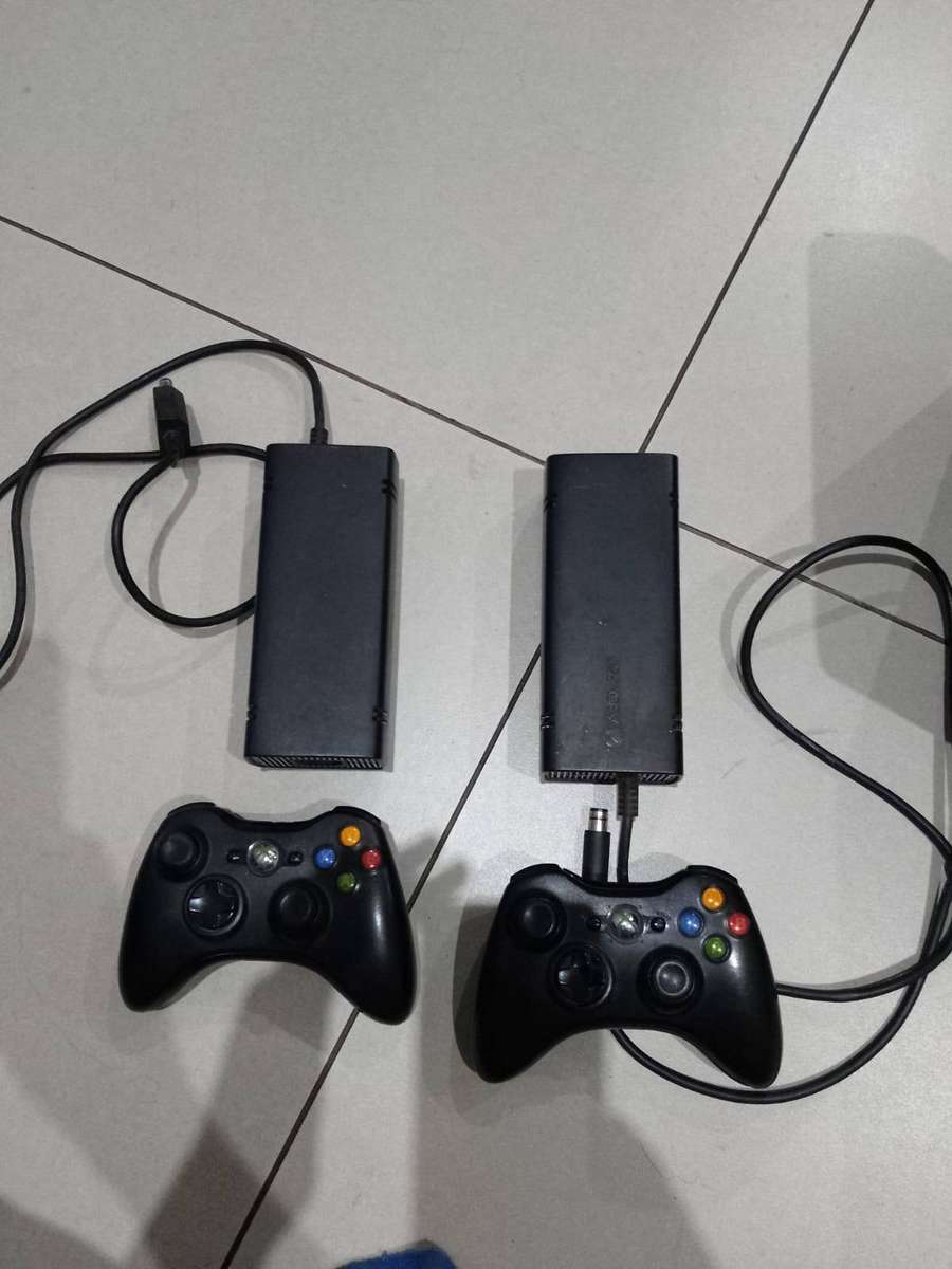XBOX 360 BUNDLE ,4 CONSOLES, 2 CONTROLLERS, 2 POWER SUPPLIES AND 4 GAMES -PLEASE READ