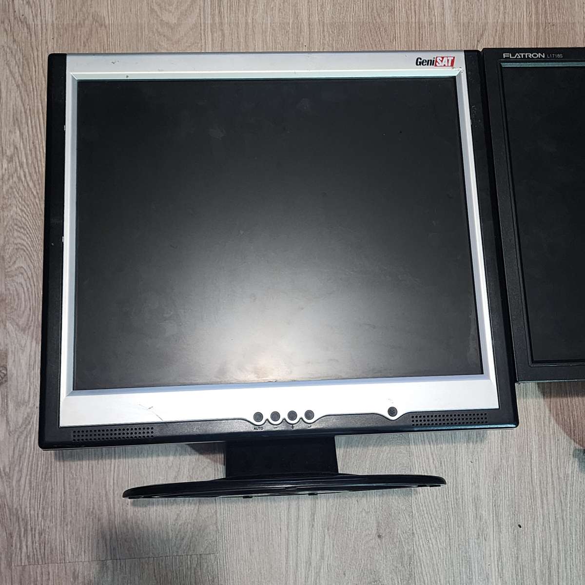 2 monitors - LG and GeniSat