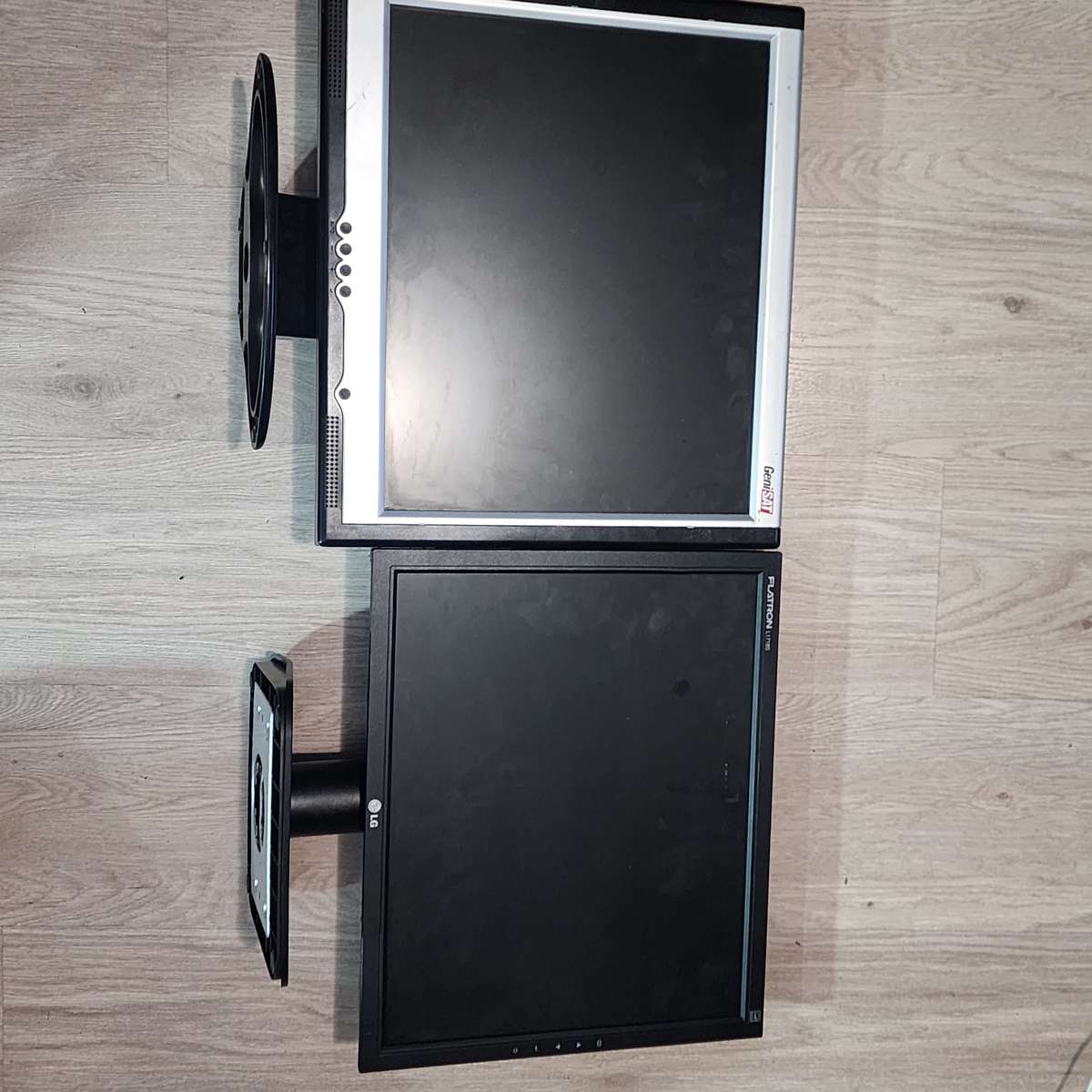 2 monitors - LG and GeniSat