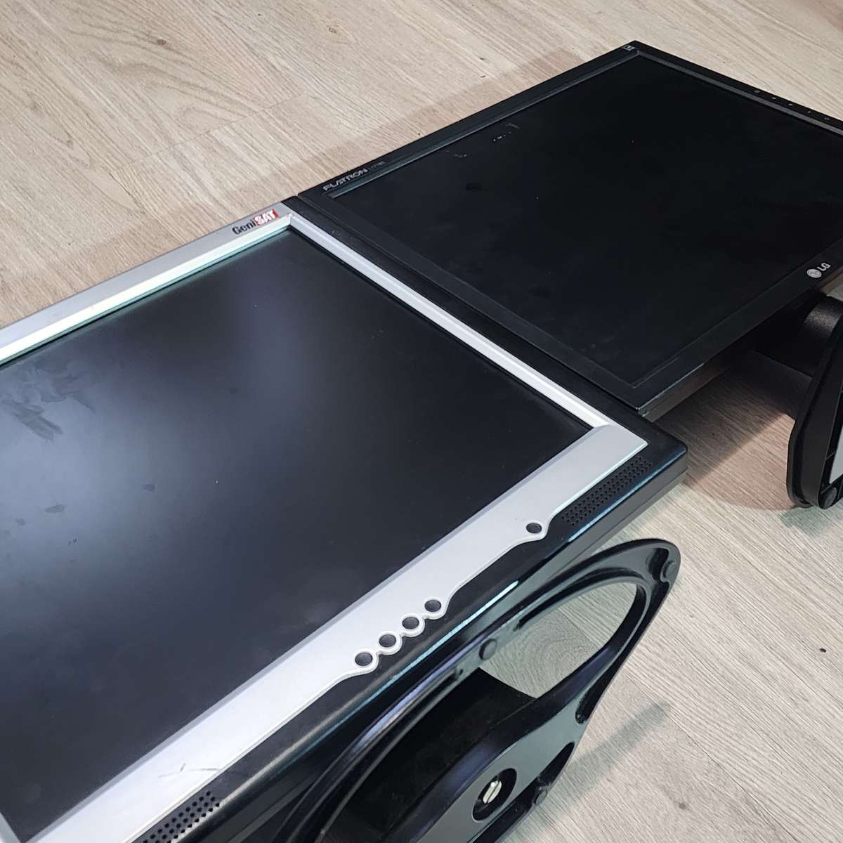 2 monitors - LG and GeniSat