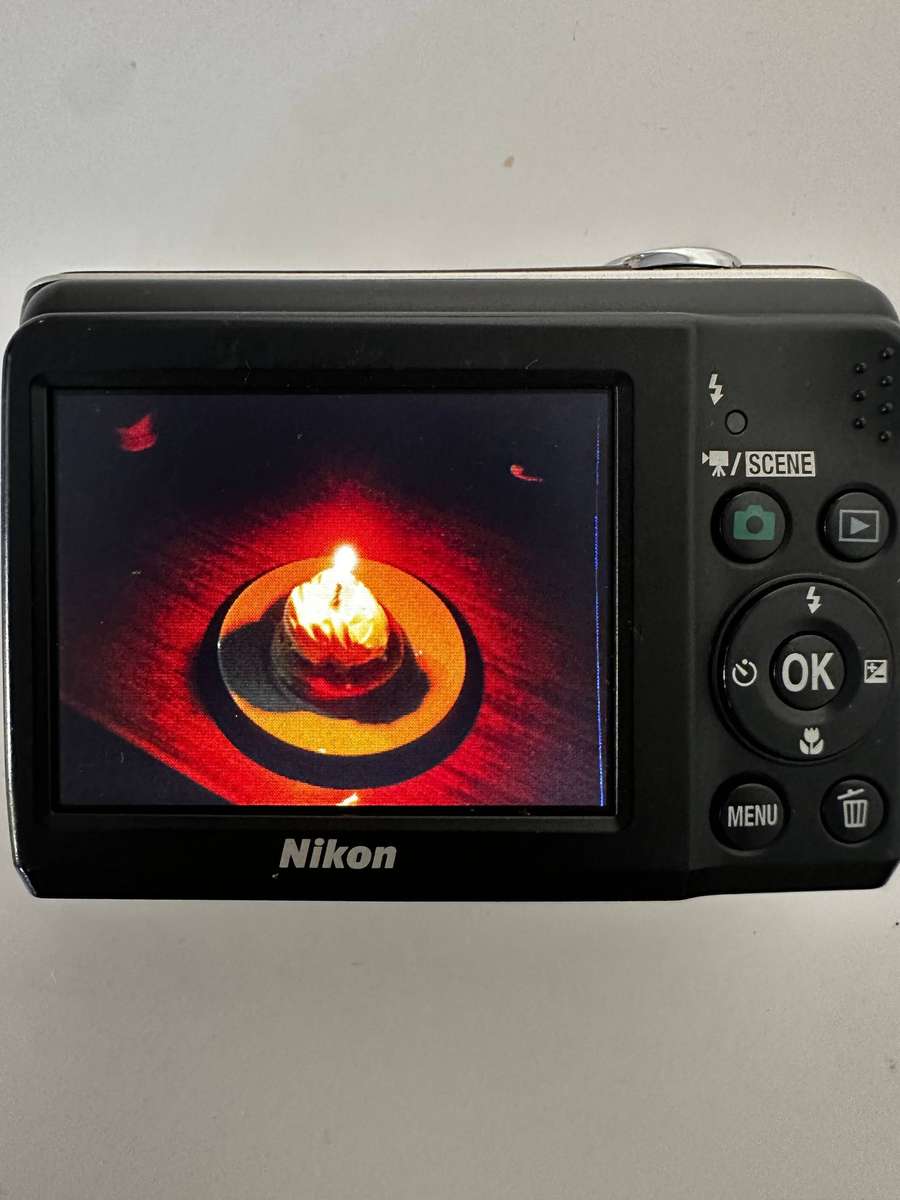 Nikon COOLPIX L21 8MP Digital Camera  Fully Working  Pre-Owned
