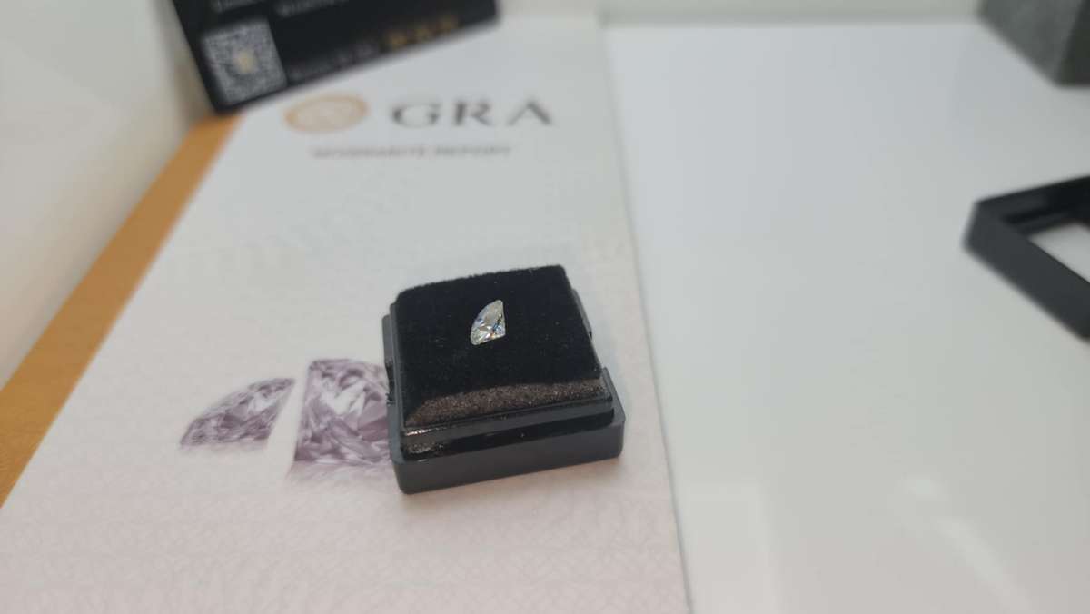 GRA Certified Moissanite !!