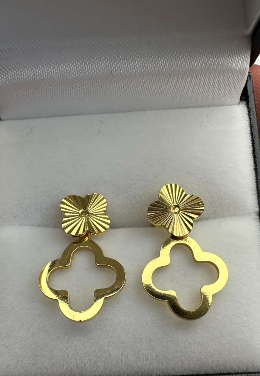18k Gold Plated Dainty Floral Earrings - Brand New