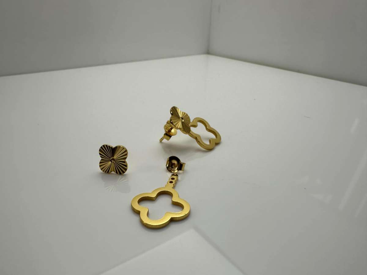 18k Gold Plated Dainty Floral Earrings - Brand New