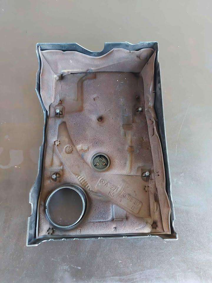 Used Mercedes m271 engine cover P/N A2710100867