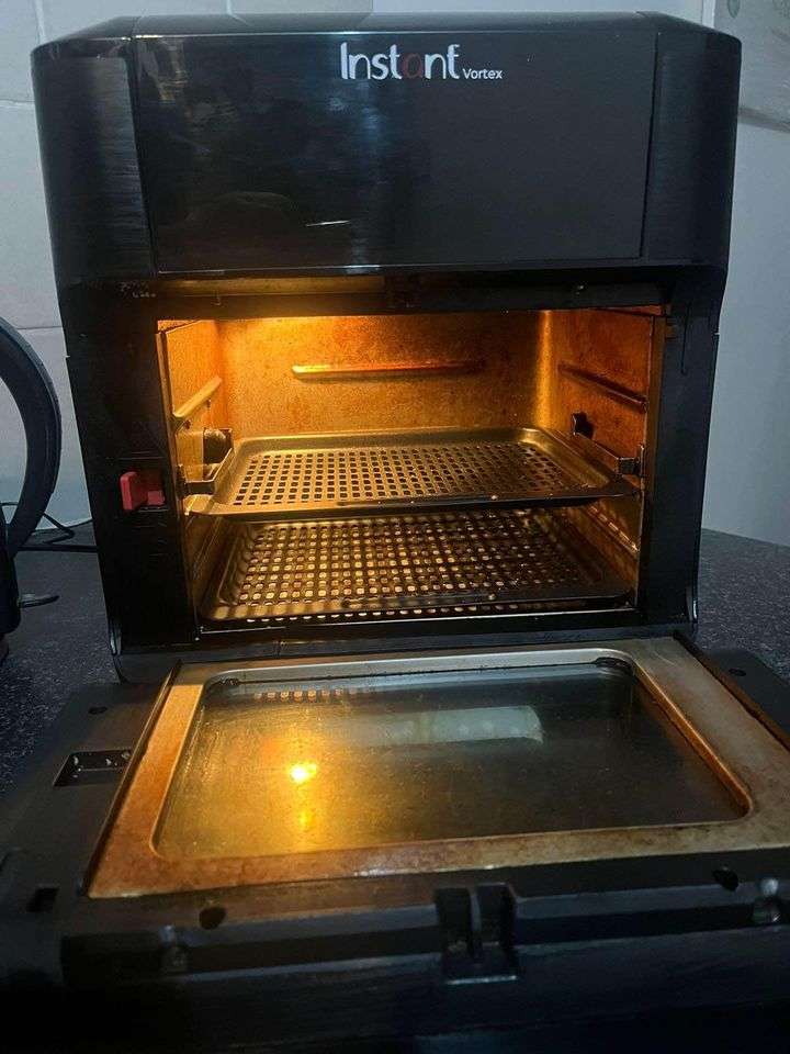 Instant Vortex 7-in-1 Airfryer - Needs Minor Repair