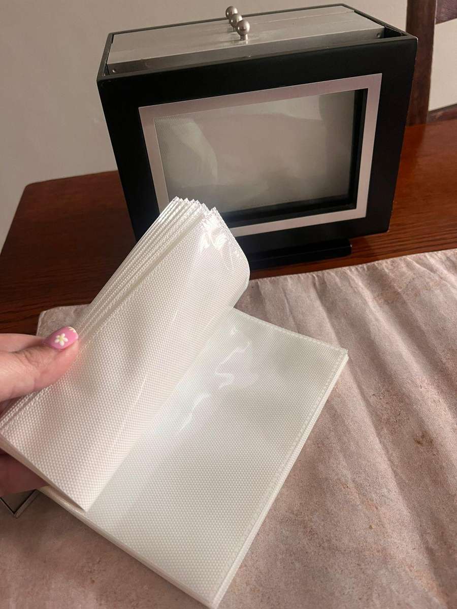 Rotating Magnetic Photo Display Holder  Holds Up to 40 Photos per Slide