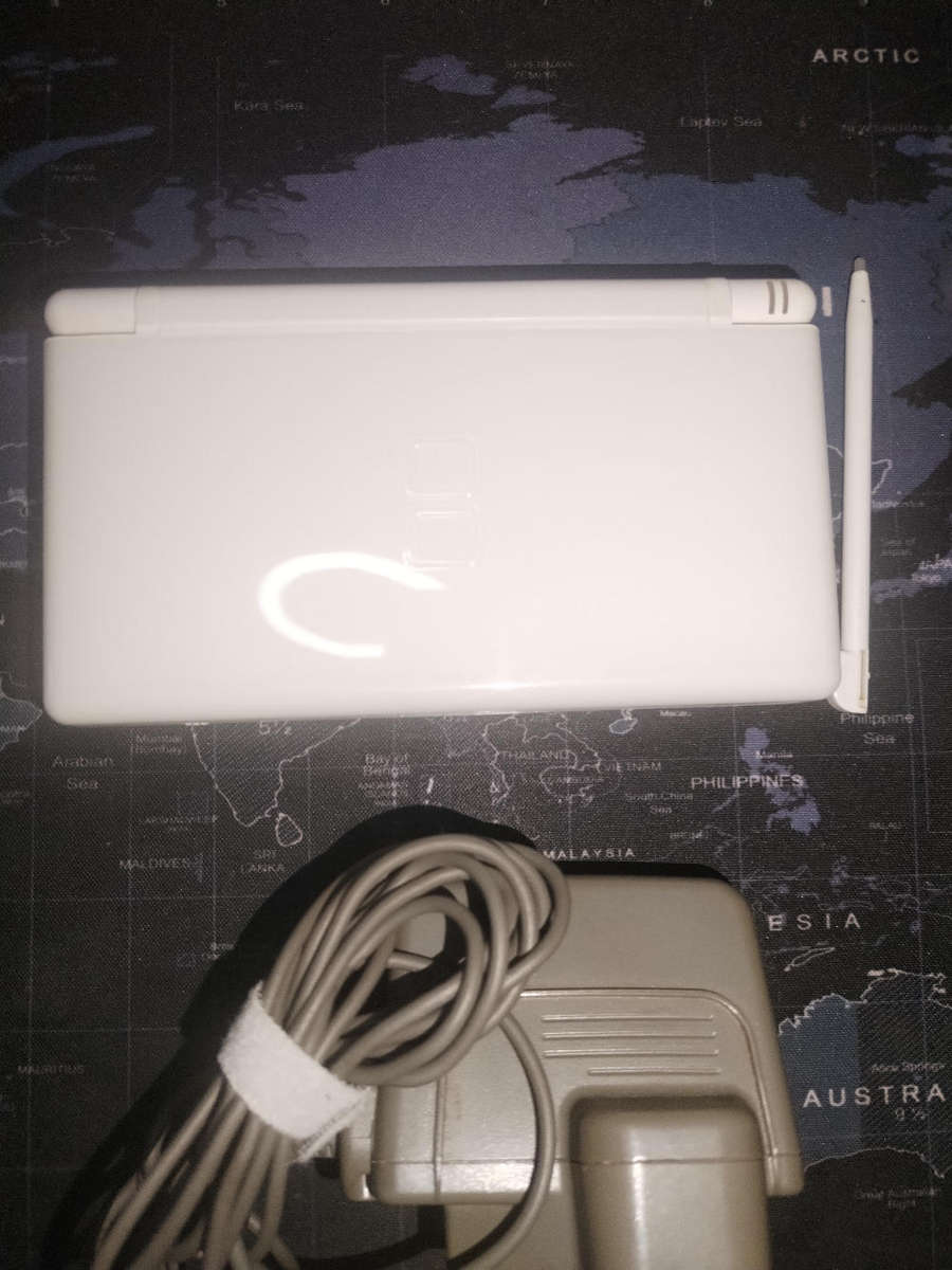 Nintendo ds lite ( white) with charger