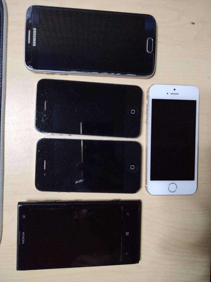 Lot of phones ( read description)