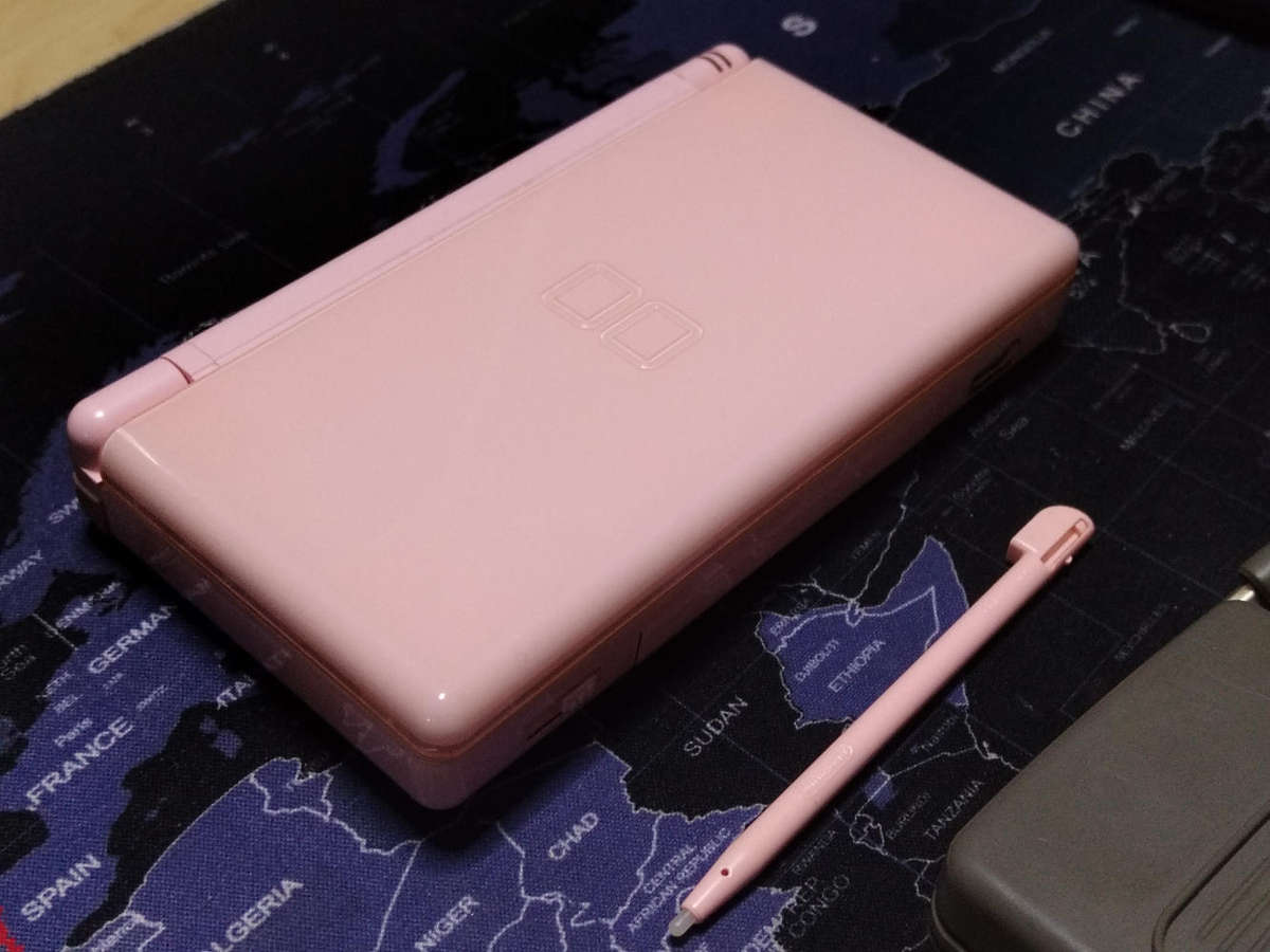 Nintendo ds lite ( pink) with charger