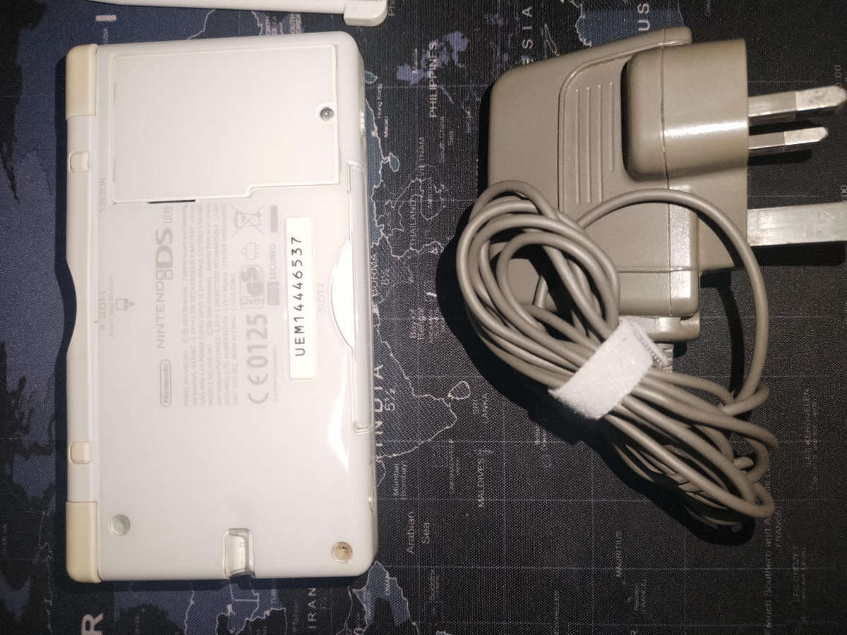 Nintendo ds lite ( white) with charger