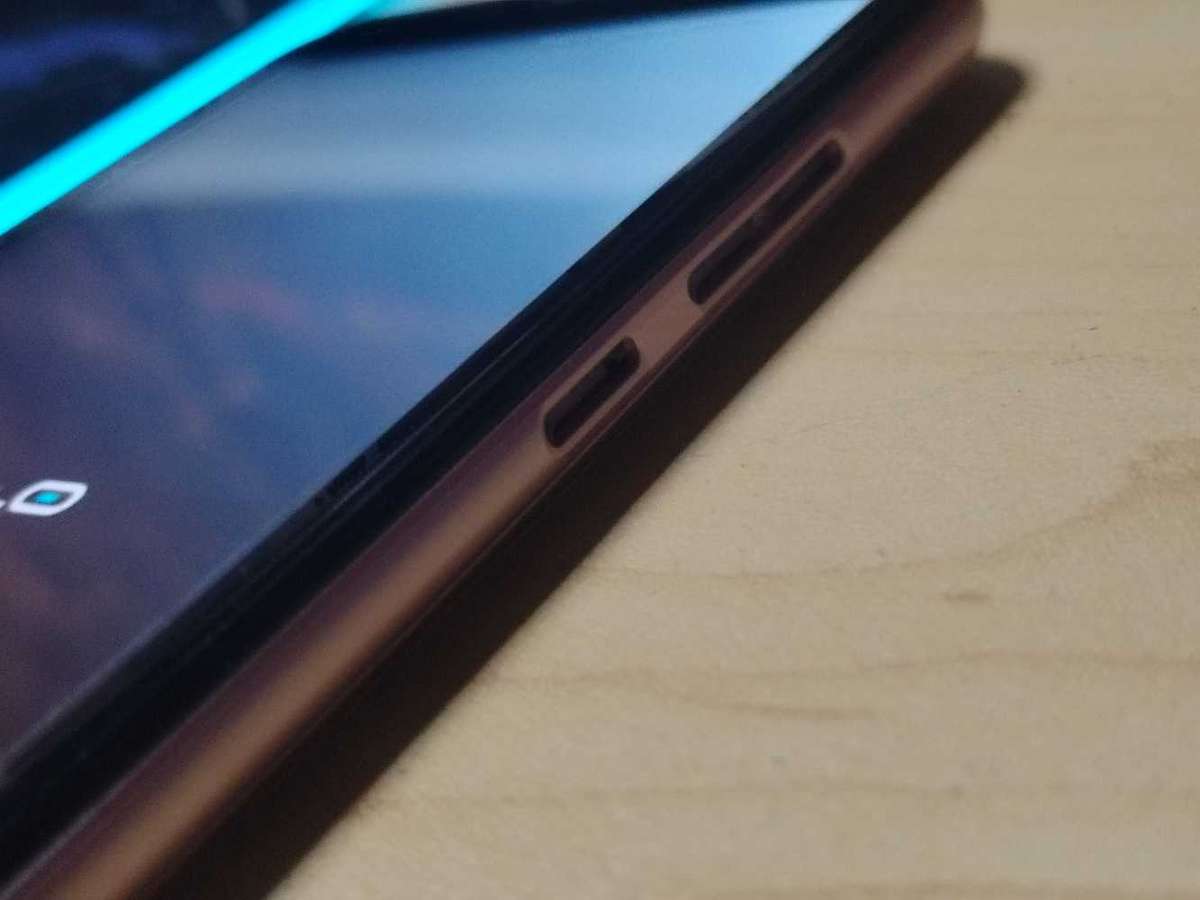 2x phones (  mobicel / stylo)