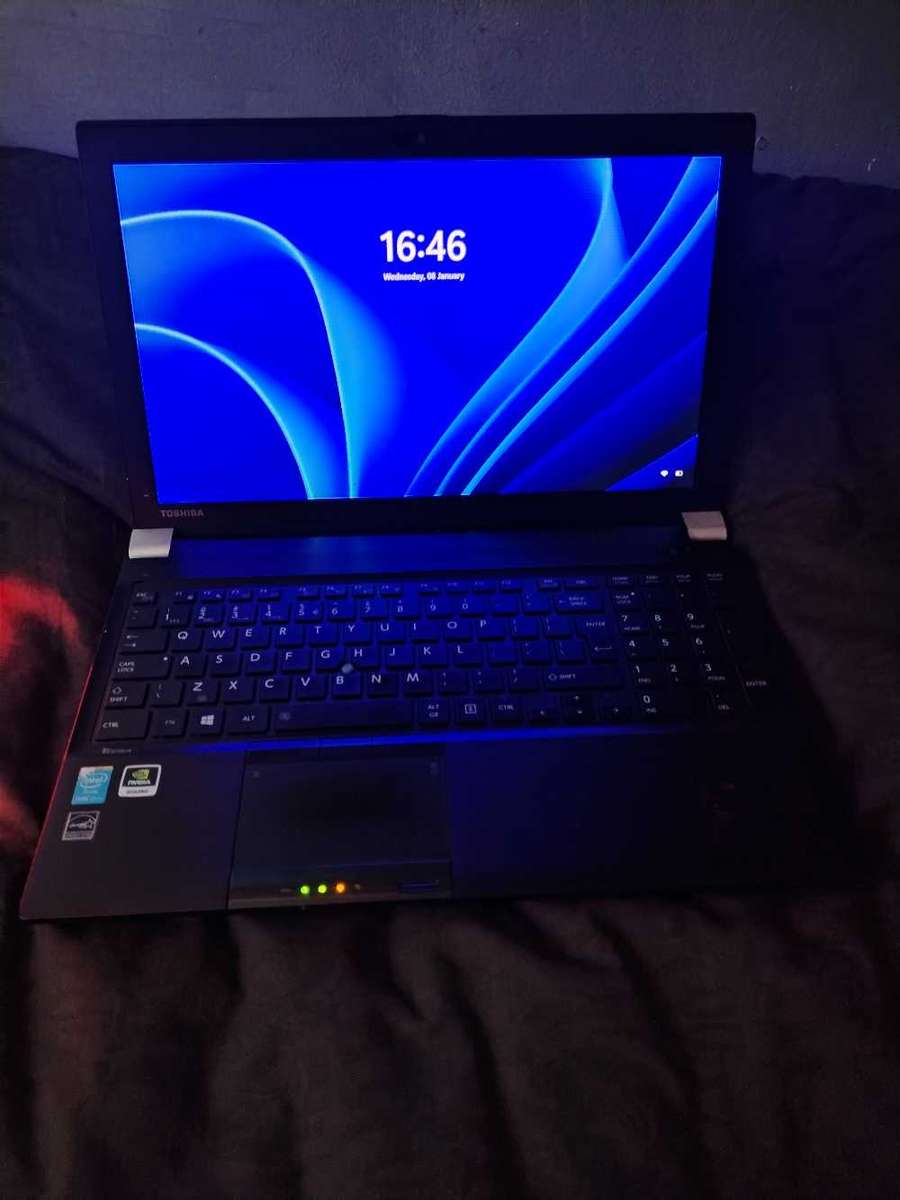 TOSHIBA TECRA 15.6" - i7v pro ( 12 GB ram/ 256 SSD)
