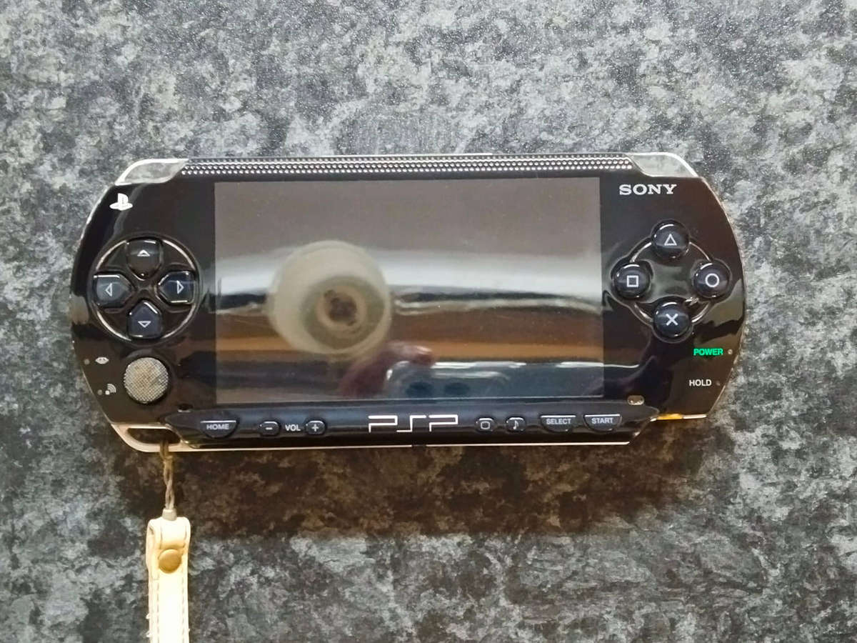 PSP 1000 with ( charger )