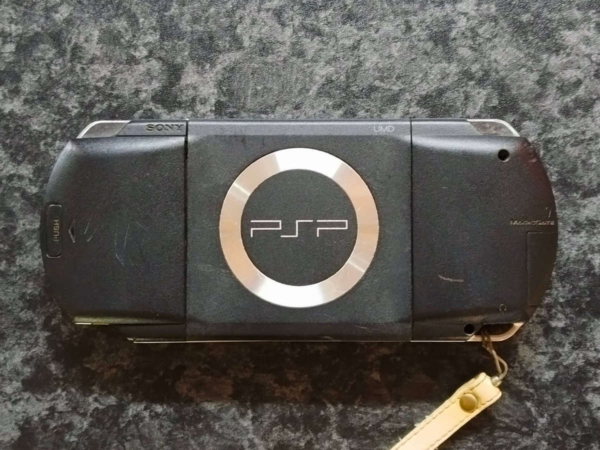PSP 1000 with ( charger )