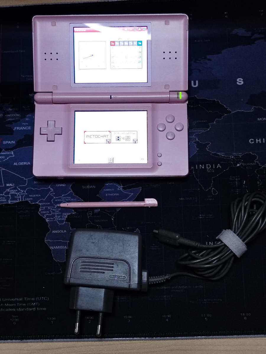 Nintendo ds lite ( pink) with charger