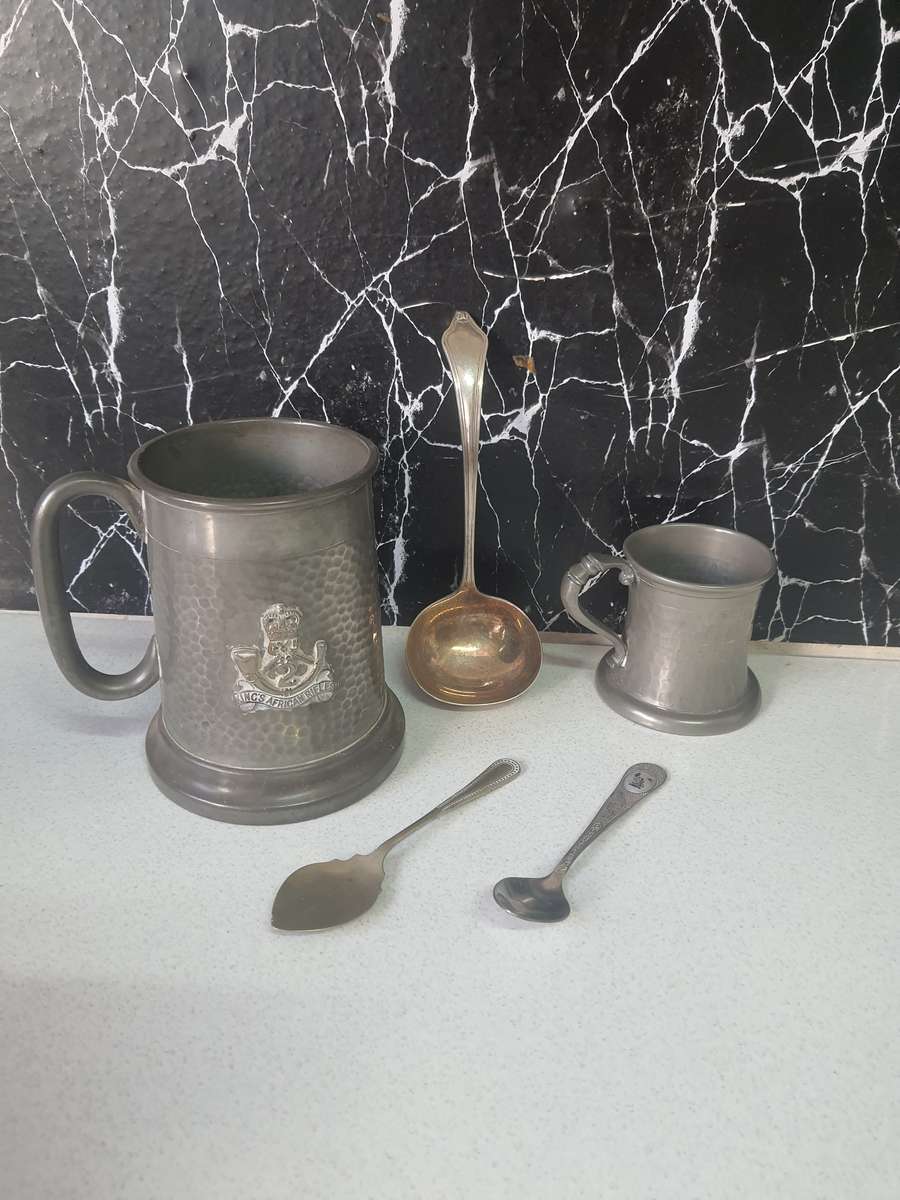 STUNNING SET OF SPOONS AND ENGLISH FINE PWETER MUGS - CORRENATION MUGS