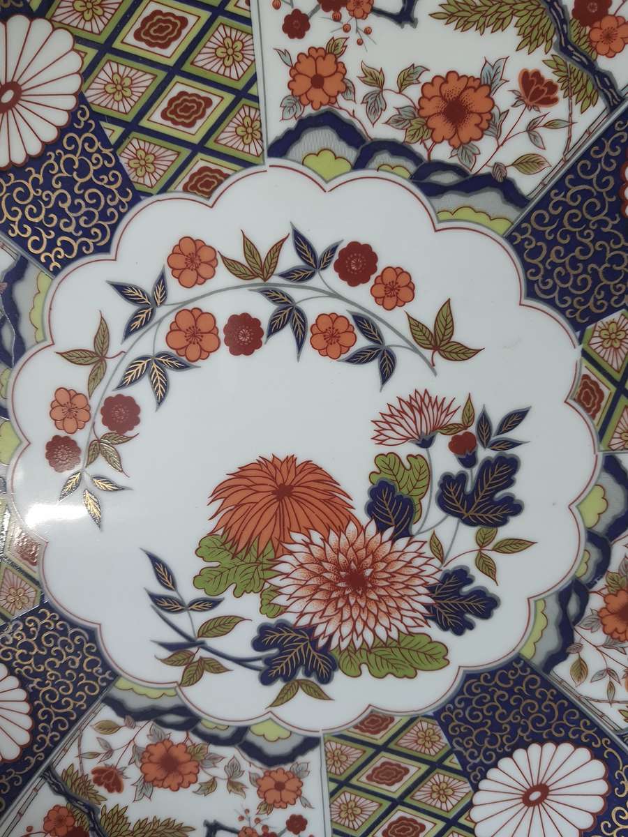 LARGE - JAPANESE IMARI PLATE - IN STUNNING CONDITION!