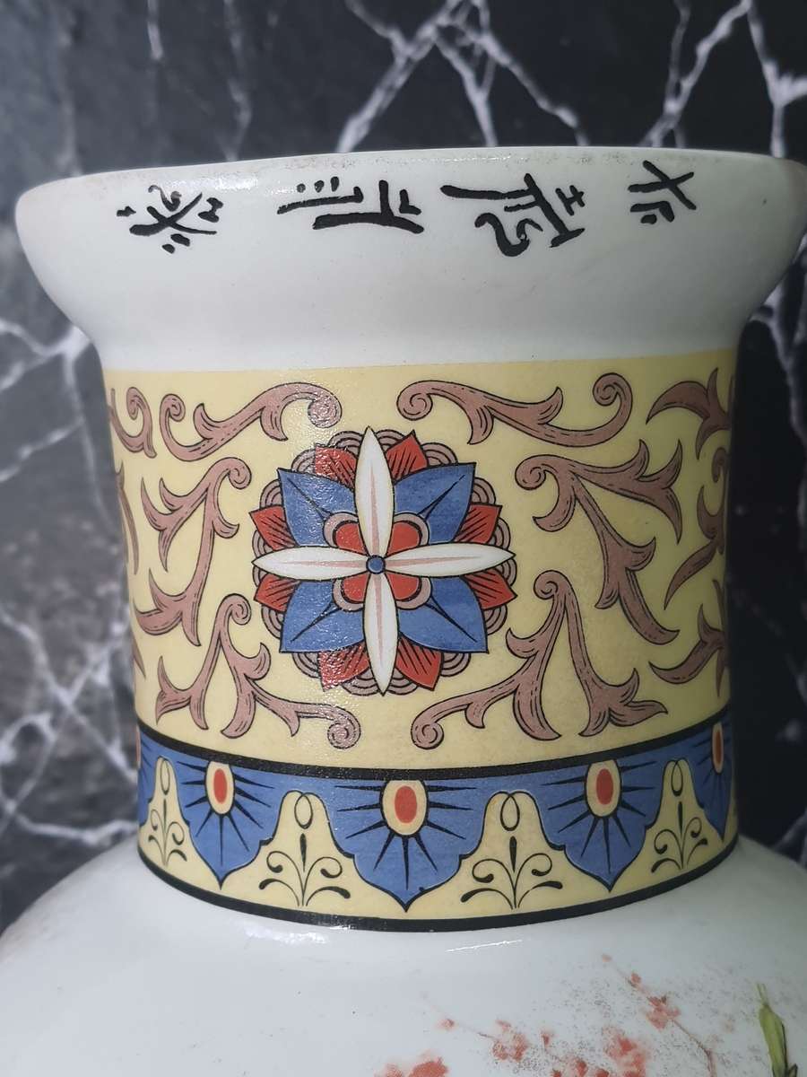 VINTAGE 20TH CETURY CHINESE STYLE PORCAILN VASE