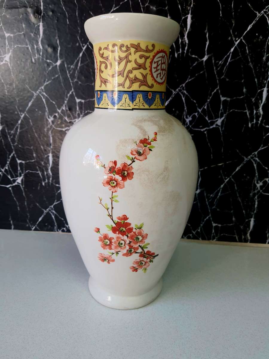 VINTAGE 20TH CETURY CHINESE STYLE PORCAILN VASE