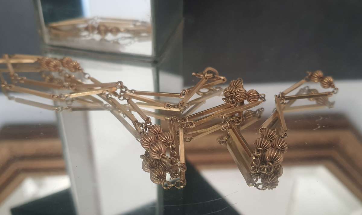 STUNNING WOMANS FINE JEWELERY NECKLACE - STAMPED - AMRIK - ROLLED GOLD