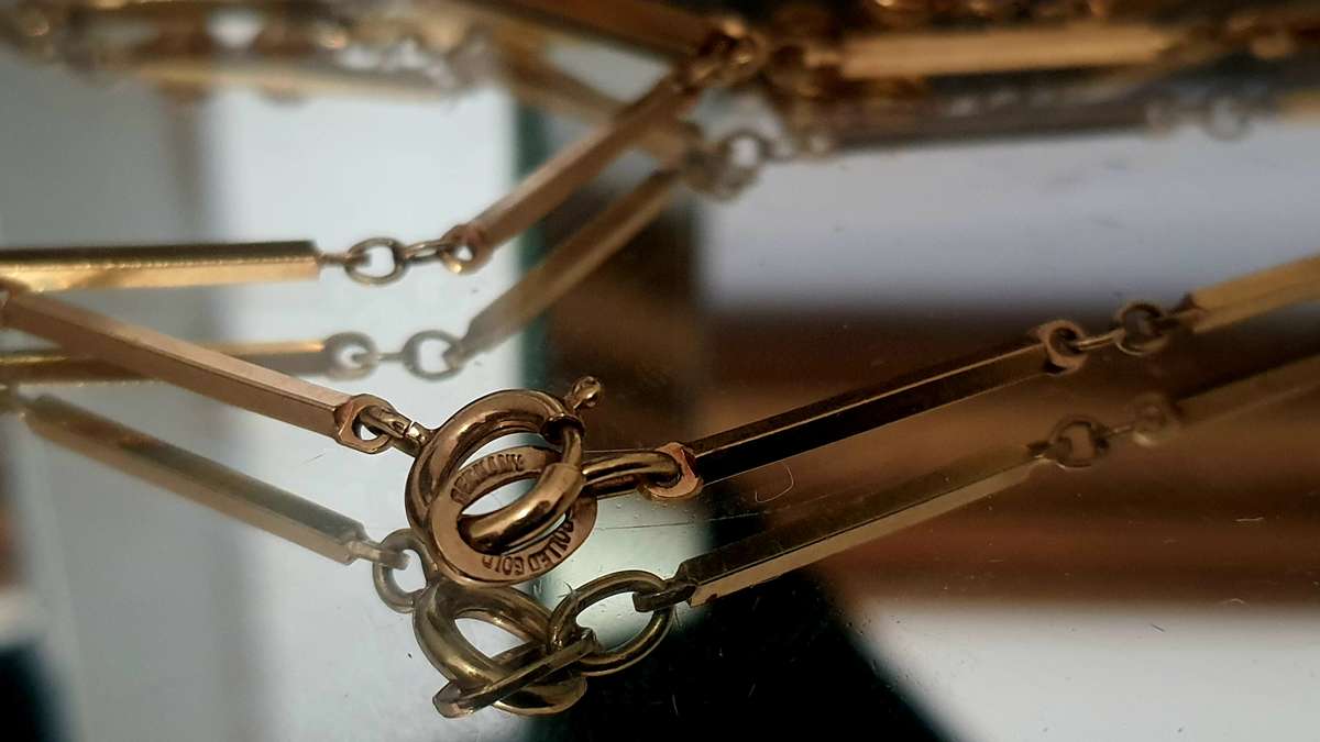 STUNNING WOMANS FINE JEWELERY NECKLACE - STAMPED - AMRIK - ROLLED GOLD