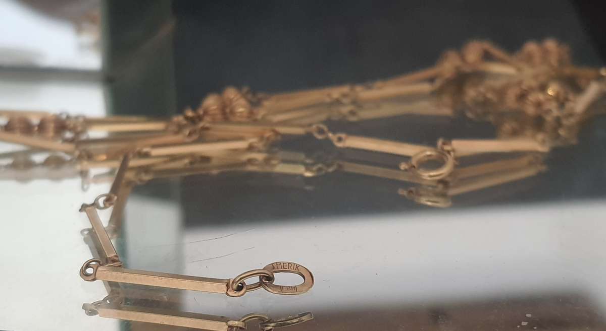 STUNNING WOMANS FINE JEWELERY NECKLACE - STAMPED - AMRIK - ROLLED GOLD