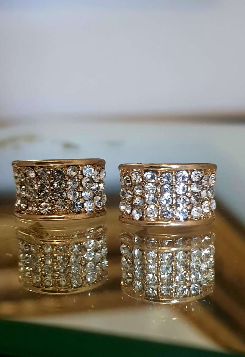 STUNNING PAIR OF VINTAGE WOMANS EARINGS - MEDIUM UNKNOWN.