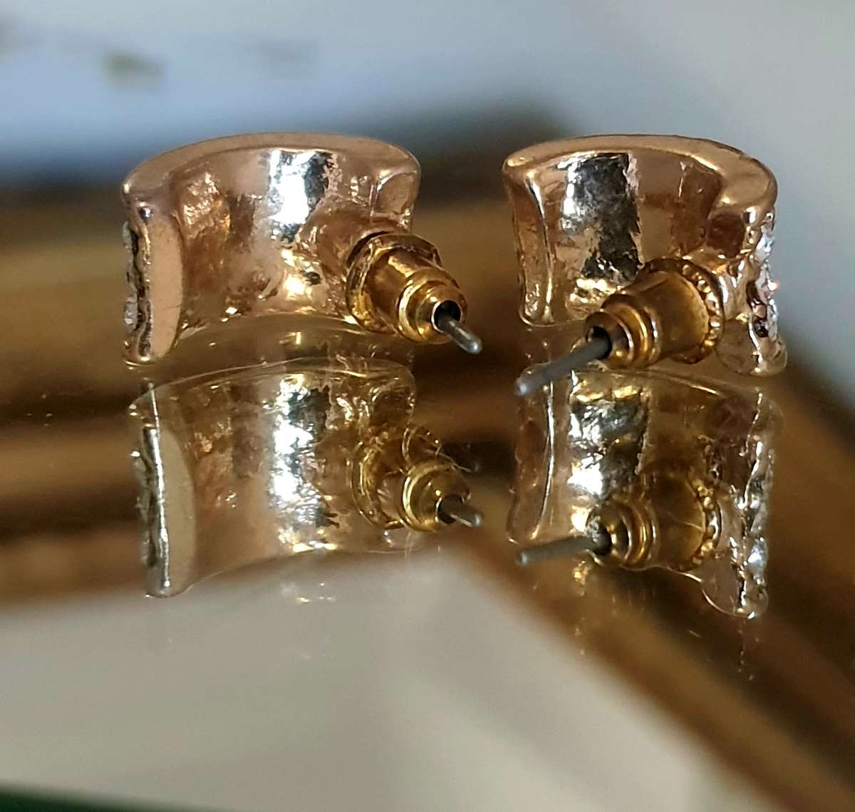 STUNNING PAIR OF VINTAGE WOMANS EARINGS - MEDIUM UNKNOWN.