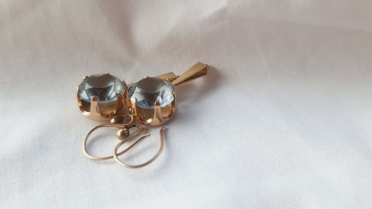1930's Antique Yellow Gold 9CT Natural Gut Aquamarine earrings - 5.2 Grams - exactly 2.6 grams each