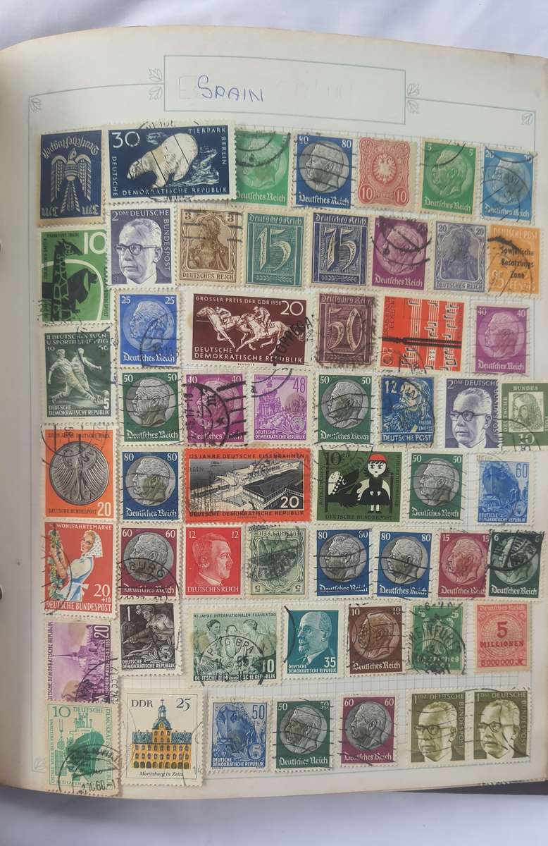 #10 COLLECTORS STAMP WORLD ALBUM UP FOR GRABS