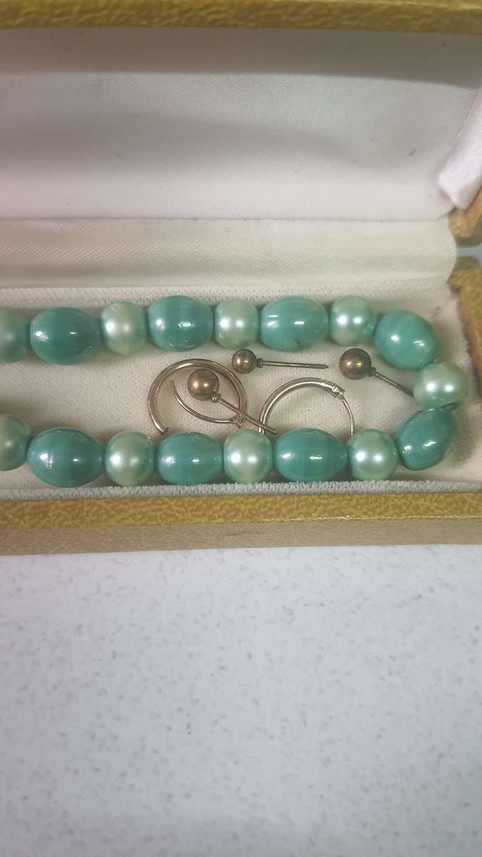 VINTAGE BROKEN 925 SILVER PRINCESS BRACELET - VINTAGE GREEN PEARL NECKLACE AND LOOSE GOLDEN EARINGS