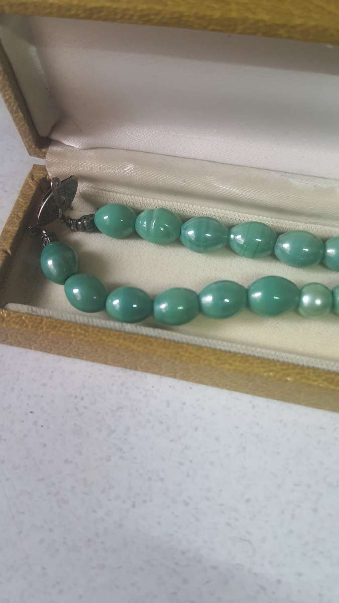 VINTAGE BROKEN 925 SILVER PRINCESS BRACELET - VINTAGE GREEN PEARL NECKLACE AND LOOSE GOLDEN EARINGS