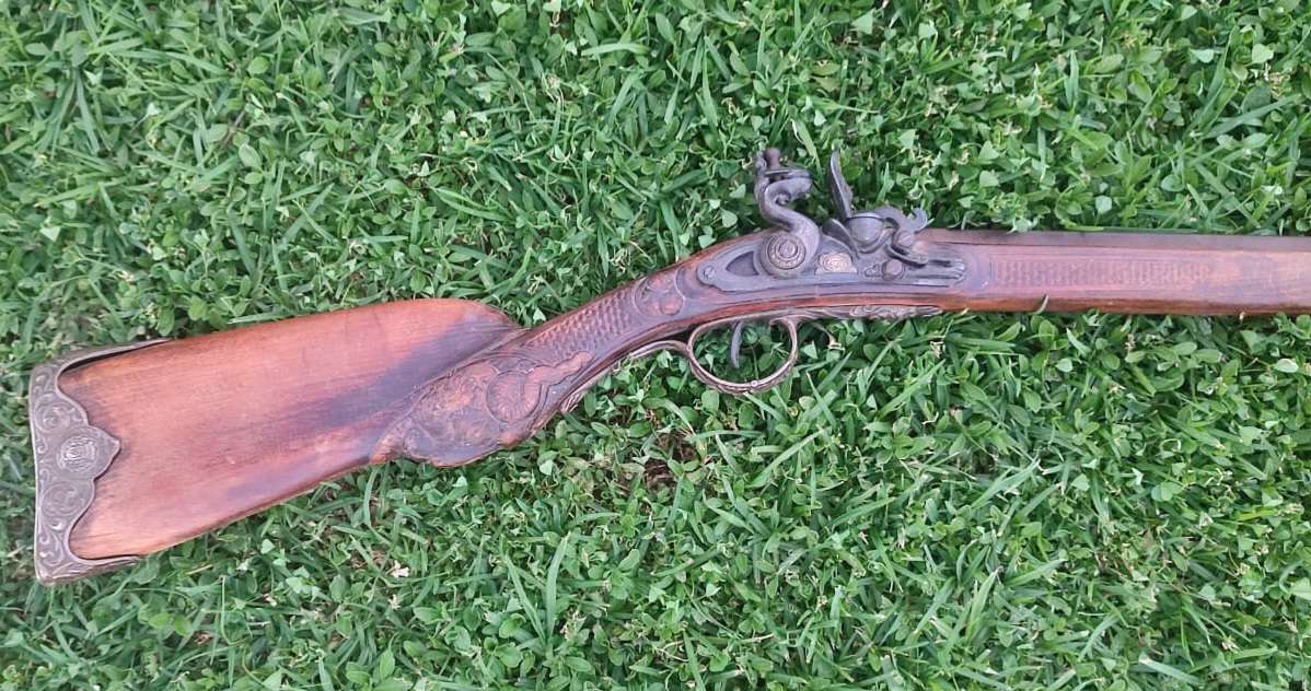PARIS FLINTLOCK - 1.1 METER - LET THE PICTURES SPEAK FOR THEMSELF! Bid now to avoid disappointment!