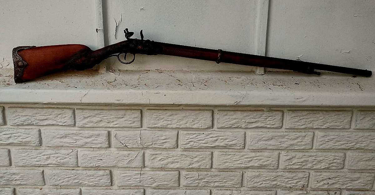 PARIS FLINTLOCK - 1.1 METER - LET THE PICTURES SPEAK FOR THEMSELF! Bid now to avoid disappointment!