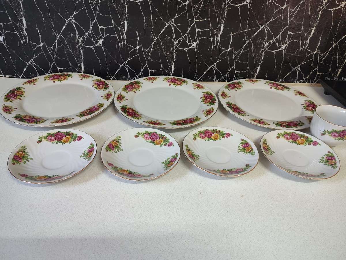 STUNNING SET OF FINE CHINA - ENGLISH ROSE DINNER SET UP FOR GRABS. BID NOW RetailR380.00 per plate!!