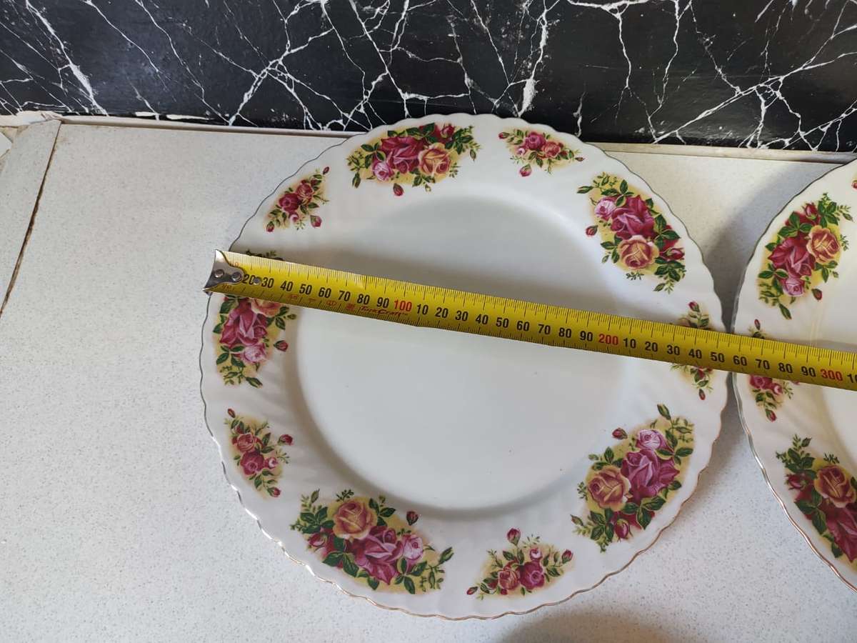 STUNNING SET OF FINE CHINA - ENGLISH ROSE DINNER SET UP FOR GRABS. BID NOW RetailR380.00 per plate!!