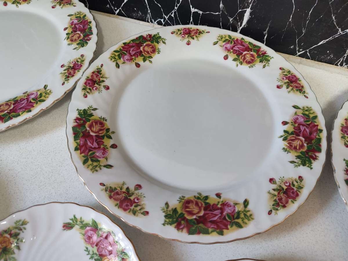 STUNNING SET OF FINE CHINA - ENGLISH ROSE DINNER SET UP FOR GRABS. BID NOW RetailR380.00 per plate!!