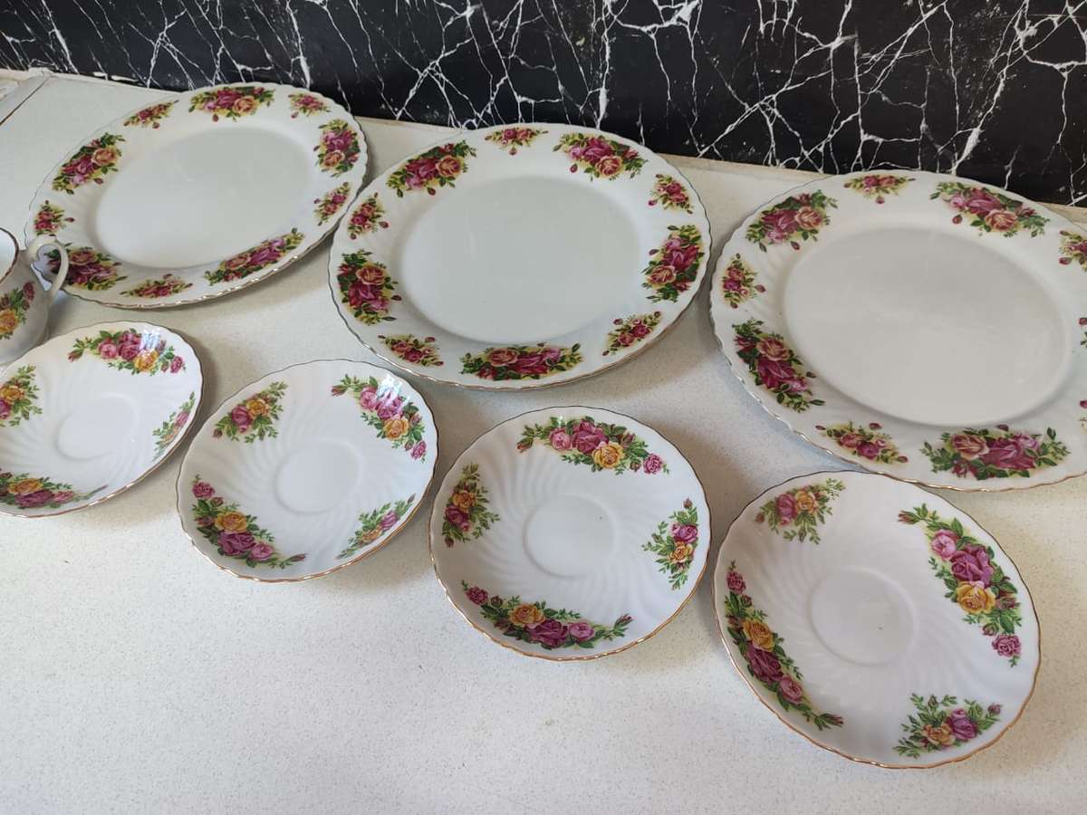 STUNNING SET OF FINE CHINA - ENGLISH ROSE DINNER SET UP FOR GRABS. BID NOW RetailR380.00 per plate!!
