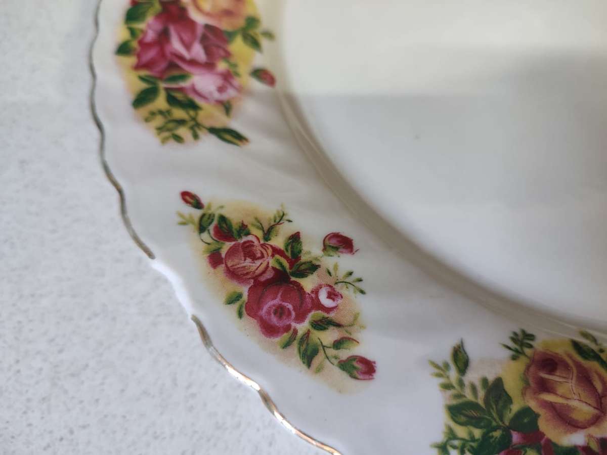STUNNING SET OF FINE CHINA - ENGLISH ROSE DINNER SET UP FOR GRABS. BID NOW RetailR380.00 per plate!!
