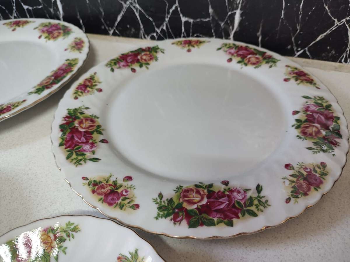 STUNNING SET OF FINE CHINA - ENGLISH ROSE DINNER SET UP FOR GRABS. BID NOW RetailR380.00 per plate!!