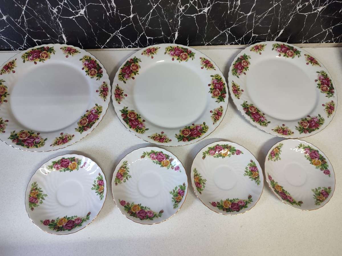 STUNNING SET OF FINE CHINA - ENGLISH ROSE DINNER SET UP FOR GRABS. BID NOW RetailR380.00 per plate!!