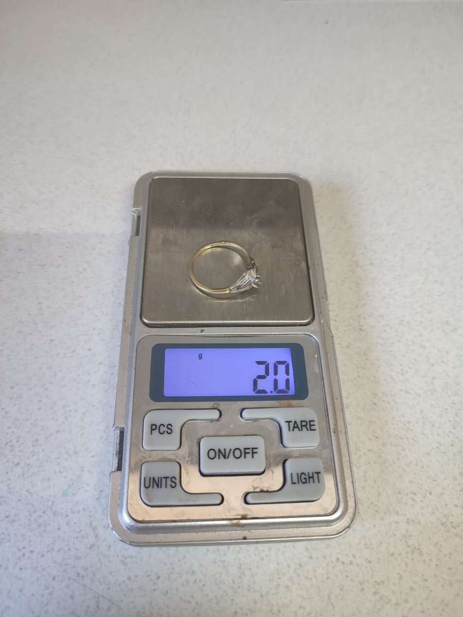 18CT - YELLOW AND WHITE GOLD RING - WEIGHT 2 GRAMS - MAIN STONE REMOVED