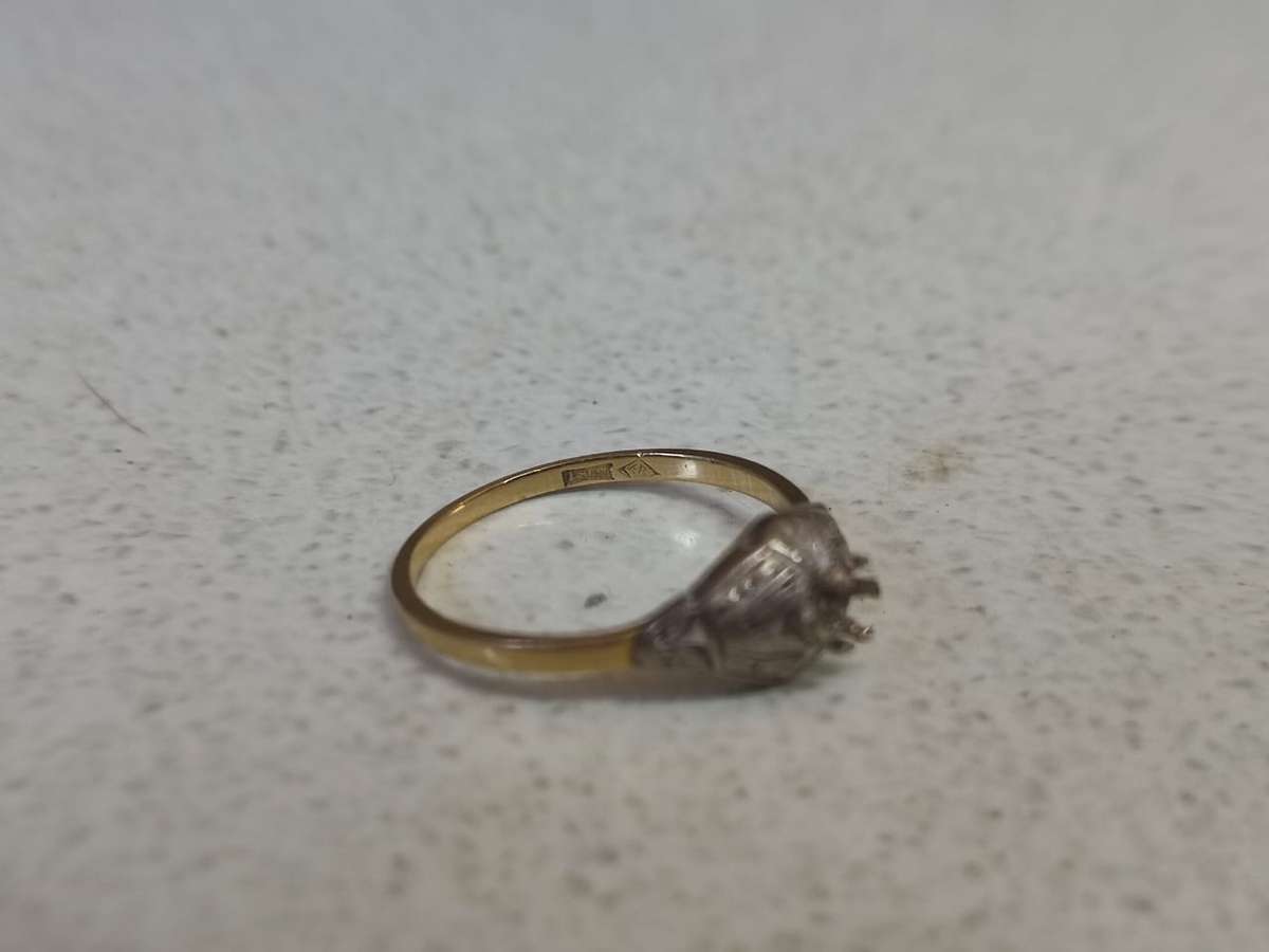 18CT - YELLOW AND WHITE GOLD RING - WEIGHT 2 GRAMS - MAIN STONE REMOVED